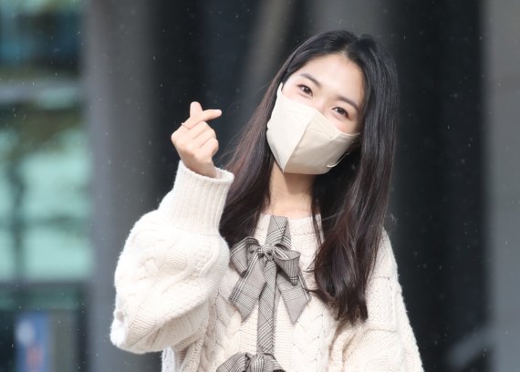 배우 김혜윤이 8일 오후 서울 양천구 SBS목동에서 진행된 라디오 '최화정의 파워타임'을 마치고 방송국을 나서며 사랑스러운 하트를 그리고 있다. © News1 권현진 기자