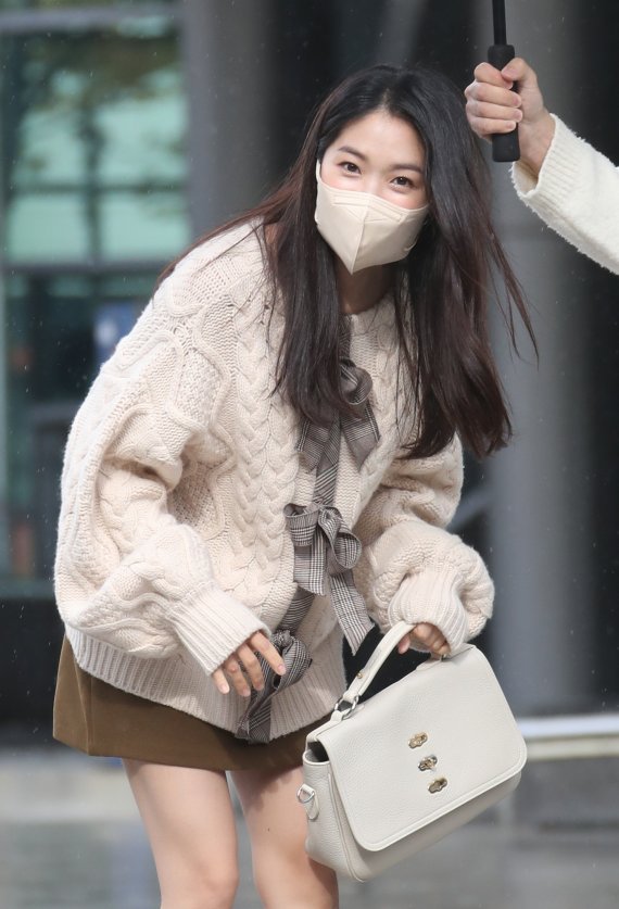 배우 김혜윤이 8일 오후 서울 양천구 SBS목동에서 진행된 라디오 '최화정의 파워타임'을 마치고 방송국을 나서며 예쁜 인사를 하고 있다. © News1 권현진 기자