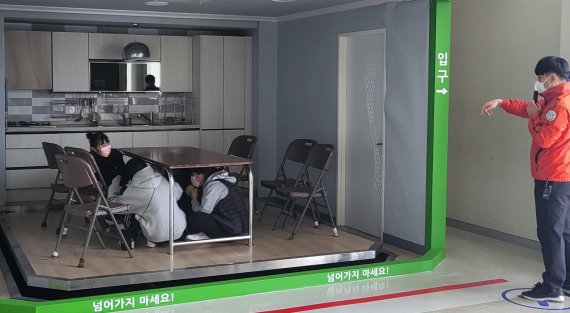 지난 5일 전북 임실 119안전체험관을 찾은 방문객들이 지진상황 대피 체험을 하고 있다. 2021.11.08/© 뉴스1