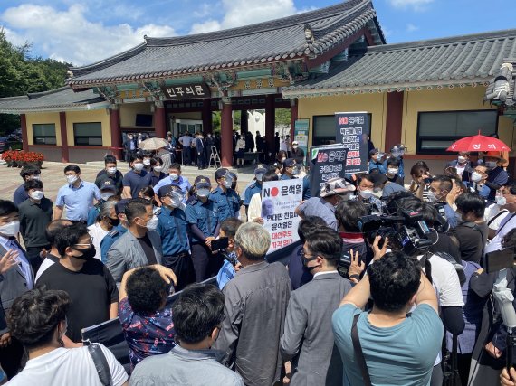 윤석열 국민의힘 대선 후보(당시 전 검찰총장)이 지난 7월17일 광주 북구 운정동 국립5·18민주묘지를 참배한 가운데 광주전남대학생진보연합 소속 대학생들과 지지자들간 마찰을 빚고 있다.2021.7.17/뉴스1 © News1 황희규 기자