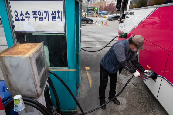 요소수 공급 부족이 지속되고 있는 4일 서울 서초구 서울고속버스터미널 인근 주유소에서 차량에 요소수를 넣고 있는 모습. © News1 이재명 기자