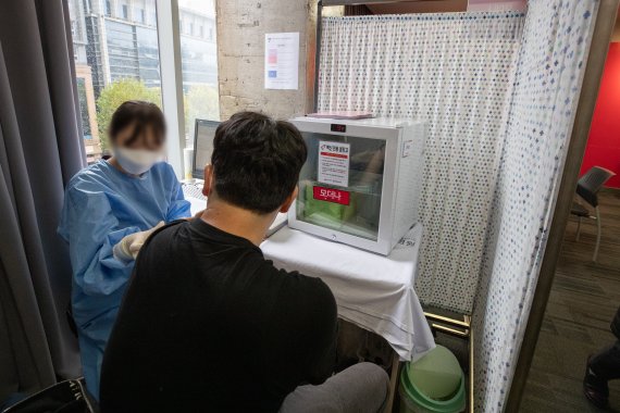 얀센 백신 접종자를 대상으로 추가접종(부스터샷)이 진행되고 있는 8일 오전 서울 관악구 에이치플러스 양지병원에서 접종 대상자가 백신을 접종하고 있다. 2021.11.8/뉴스1 © News1 이재명 기자 /사진=뉴스1