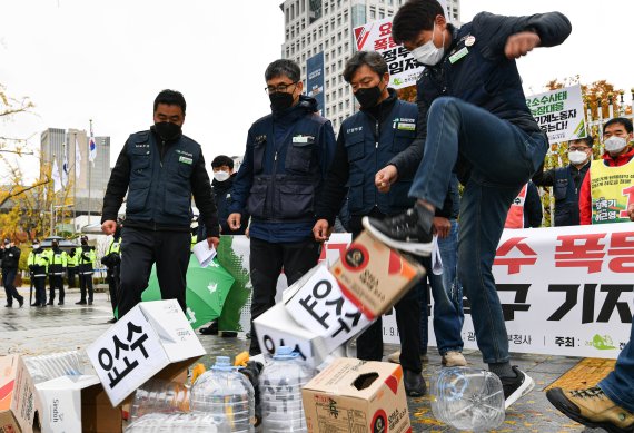 전국건설노동조합원(건설노조)들이 9일 정부서울청사 앞에서 '건설기계 요소수 폭등사태 정부대책 촉구' 기자회견을 열고 퍼포먼스를 펼치고 있다. 건설노조는 이날 기자회견에서 요소수 공급해결, 요소수 매점매석 규제 및 처벌 등을 요구했다. 사진=김범석 기자