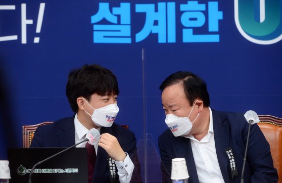 이준석 국민의힘 대표(왼쪽)와 김재원 최고위원은 최근 2030당원 탈당문제를 놓고 파열음을 빚고 있다. © News1 이동해 기자