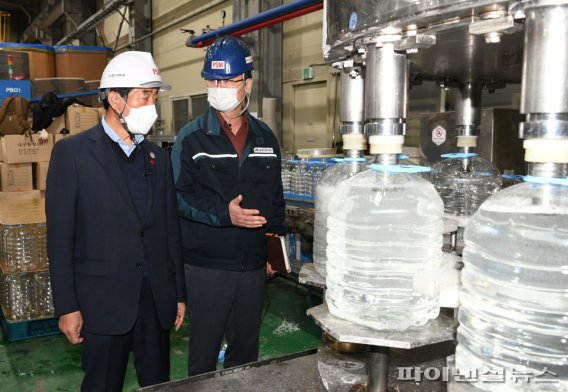 윤화섭 안산시장(왼쪽) 9일 관내 요소수 생산업체㈜금성이엔씨 긴급 방문. 사진제공=안산시