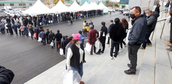 지난달 9일 전북 익산시 실내체육관 앞에 마련된 요소수 판매장에서 몰린 시민들이 줄지어 차례를 기다리고 있다. /사진=뉴스1