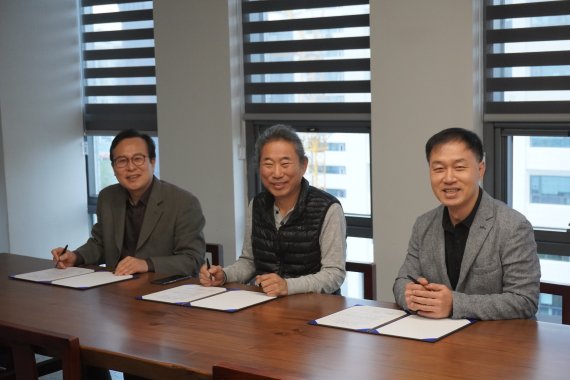 아싸(ASSA)가 10일 서울 마곡동 본사에서 한국 토종 메인넷 프로토콘(Protocon)과 양해각서를 체결하고 블록체인 및 메타버스 사업에 본격 진출한다. 왼쪽부터 ㈜아싸플레이코리아 손명찬 대표이사, 아싸플레이 이경호 회장, 프로토콘 전명산 리더.