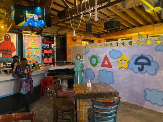 시카고 시내 대표 팝업 바인 리플레이 링컨 파크가 이달 28일까지 ‘오징어게임’을 테마로 한 특별 이벤트를 개최한다. 게임도 즐기고, 한국 DJ 초청, 오징어게임 의상쇼 등도 함께 마련된다. © 리플레이 링컨 파크