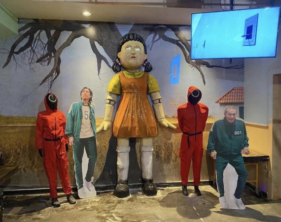 시카고 시내 대표 팝업 바인 리플레이 링컨 파크가 이달 28일까지 ‘오징어게임’을 테마로 한 특별 이벤트를 개최한다. 게임도 즐기고, 한국 DJ 초청, 오징어게임 의상쇼 등도 함께 마련된다. © 리플레이 링컨 파크