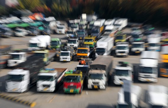 [서울=뉴시스] 배훈식 기자 = 요소수 품귀 현상이 계속된 7일 오전 서울 양천구 서부트럭터미널에 화물차들이 운행을 멈춘 채 서 있다. 2021.11.07. dahora83@newsis.com