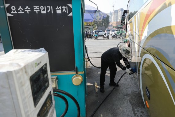 [서울=뉴시스] 권창회 기자 = 디젤 차량 운행에 필요한 요소수 공급 부족 현상이 지속되고 있는 5일 오후 서울 서초구 고속버스터미널 인근 주유소에서 관리자가 버스에 요소수를 넣고 있다. 2021.11.05. kch0523@newsis.com