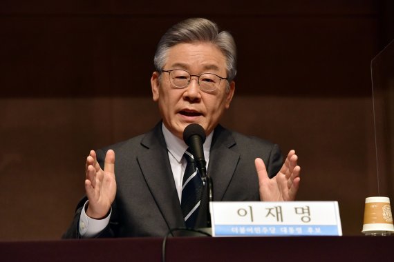 '경제' 방점 찍은 이재명 "박정희, 산업화 큰 성과.. 에너지 고속도로 깔겠다"