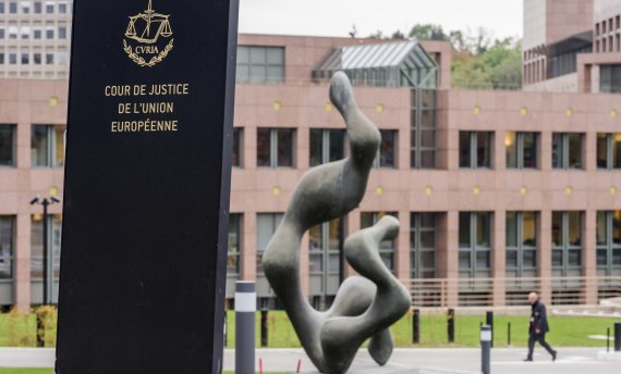 룩셈부르크의 유럽사법재판소(ECJ) 앞을 2015년 10월 5일(현지시간) 한 남성이 걸어가고 있다. 유럽 재판소는 9일 유럽연합(EU)이 구글에 물린 24억유로 반독점 과징금은 정당하다고 판결했다. AP뉴시스