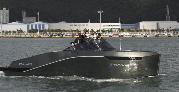 울산 앞바다에서 '울산 수소 그린모빌리티 규제자유특구 사업'으로 제작된 빈센(Hydrogenia) 수소선박이 시연 운행되고 있다. © News1 윤일지 기자