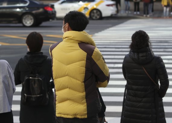 전국에 때이른 추위가 찾아온 18일 오전 울산 남구 한 거리에서 두꺼운 복장을 한 시민들이 몸을 웅크리고 있다. 2021.10.18/뉴스1 © News1 윤일지 기자