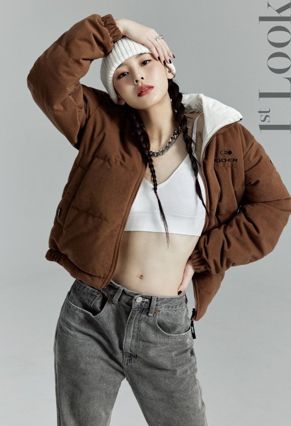 댄서 노제가 착용한 르블랑 다운.© 뉴스1