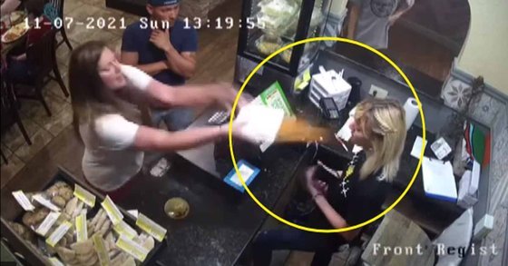지난 7일(현지시간) 미국 텍사스의 한 레스토랑에서 한 손님이 직원의 얼굴에 수프를 던지고 있다. 유튜브 캡처