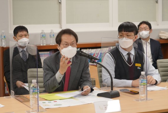 [서울=뉴시스] 조수정 기자 = 조희연 서울시교육감이 지난 8일 오전 AI교육 선도학교인 서울 강동구 동신중학교를 방문해 'AI융합 교육 현황' 등을 주제로 교직원, 학부모, 학생 등과 간담회를 하고 있다. (사진=서울시교육청 제공) 2021.11.11. photo@newsis.com *재판매 및 DB 금지