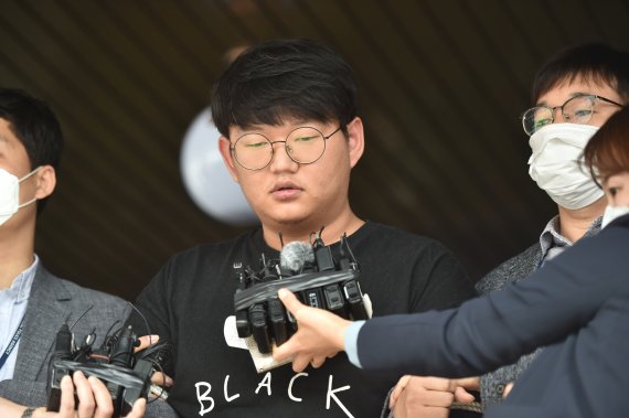 [안동=뉴시스] 이무열 기자 = n번방 최초 개설자인 '갓갓' 문형욱이 지난해 5월18일 오후 경북 안동경찰서에서 검찰로 송치되고 있다. 2020.05.18. lmy@newsis.com