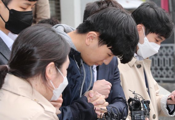 [서울=뉴시스]이영환 기자 = 텔레그램 '박사방'에서 운영자 조주빈을 도와 성착취물 제작·유포에 가담한 혐의로 구속된 '부따' 강훈이 지난해 4월17일 서울 종로경찰서에서 검찰로 송치되고 있다. 2020.04.17. photo@newsis.com
