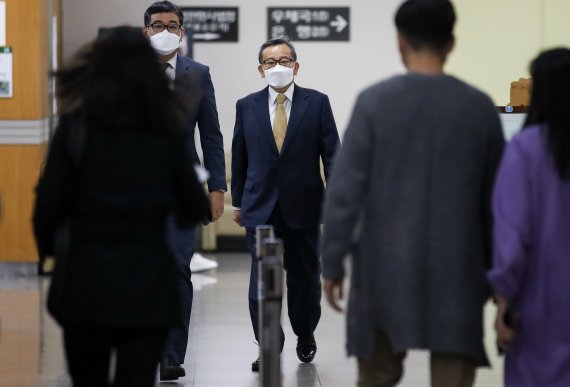[서울=뉴시스] 정병혁 기자 = 김학의 전 법무부 차관이 11일 오전 서울 서초구 서울고등법원에서 열린 뇌물수수 사건 파기환송심 3차 공판에 출석하고 있다. 2021.11.11. jhope@newsis.com