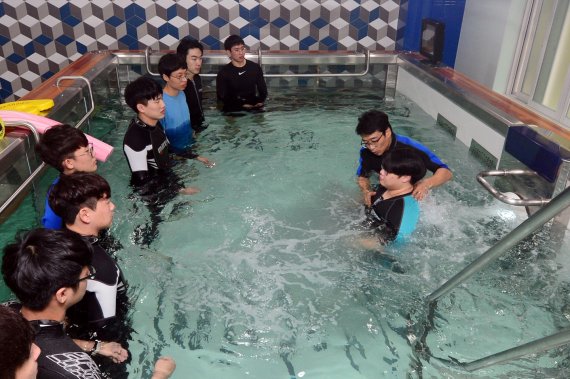 국내 전문대 중 대구보건대가 유일하게 보유한 수중물리치료실습실에서 실습을 하고 있는 모습./대구보건대 제공
