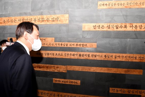 [목포=뉴시스] 변재훈 기자 = 국민의힘 윤석열 대선 후보가 11일 오전 전남 목포시 산정동 김대중노벨평화상기념관에서 김대중 전 대통령 어록을 살펴보고 있다. 2021.11.11. wisdom21@newsis.com