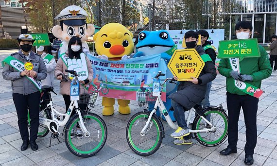 하이트진로와 서울시, 서울경찰청 관계자들이 11일 안전한 자전거 이용 문화 캠페인을 진행하며 기념촬영을 하고 있다.