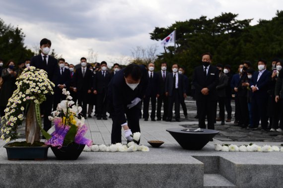 [김해=뉴시스] 차용현 기자 = 국민의힘 윤석열 대통령후보가 11일 오후 경남 김해시 봉하마을을 찾아 고(故) 노무현 전 대통령 묘소에 참배하고 있다. 2021.11.11. con@newsis.com