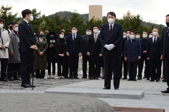 [김해=뉴시스] 차용현 기자 = 국민의힘 윤석열 대통령후보가 11일 오후 경남 김해시 봉하마을을 찾아 고(故) 노무현 전 대통령 묘소에 참배하고 있다. 2021.11.11. con@newsis.com