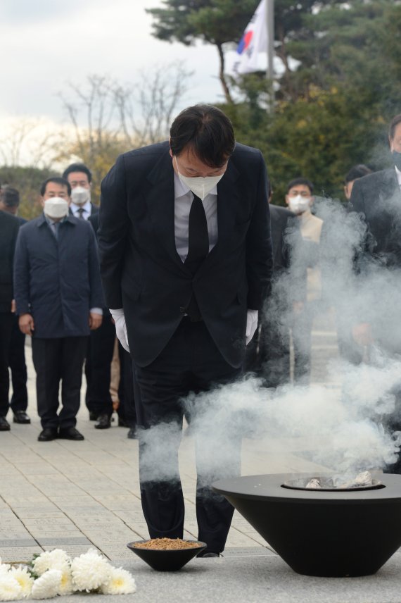 [김해=뉴시스] 차용현 기자 = 국민의힘 윤석열 대통령후보가 11일 오후 경남 김해시 봉하마을을 찾아 고(故) 노무현 전 대통령 묘소에 참배하고 있다. 2021.11.11. con@newsis.com