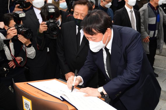 [김해=뉴시스] 차용현 기자 = 국민의힘 윤석열 대통령후보가 11일 오후 경남 김해시 진영읍 봉하마을을 찾아 고(故) 노무현 전 대통령 묘역에 참배한 후 방명록을 남기고 있다. 2021.11.11. con@newsis.com