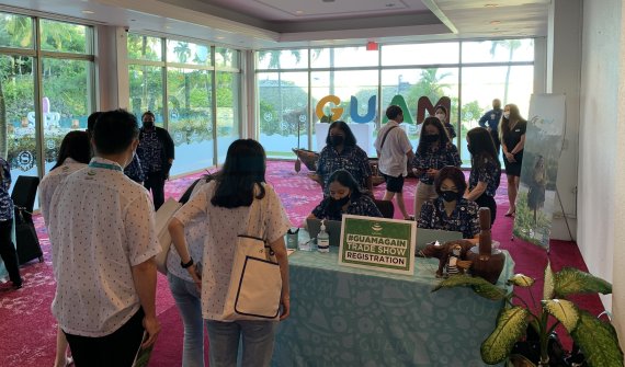 트래블 마트에 입장하는 한국 여행업계 관계자들 © 뉴스1 윤슬빈 기자