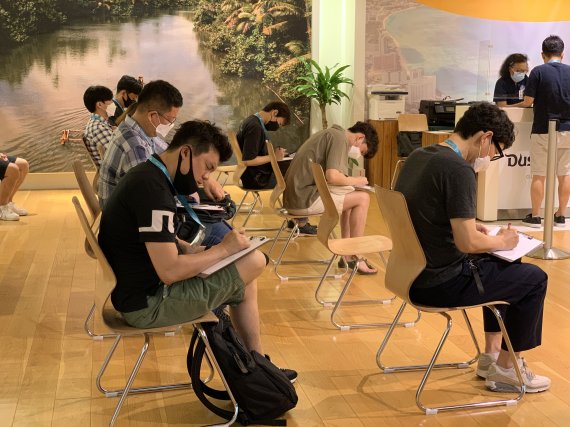 한국 귀국을 위한 PCR 검사를 받기 전 문진표를 작성하는 여행업계 관계자들 © 뉴스1 윤슬빈 기자