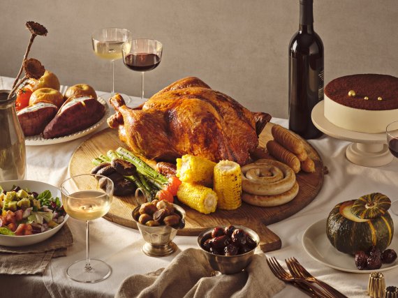 왼쪽부터 반얀트리 클럽 앤 스파 서울 '그라넘 홈 다이닝 투 고', 롯데호텔 '파인다이닝 앳 홈' 프로모션, 인터컨티넨탈 서울 파르나스 그랜드델리 '홀리데이 투고' 홈파티팩. 각사 제공