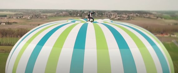 2020년 열기구 위에서 춤추는 레미 오브라도. <출처 : 레미 오브라도 유튜브 영상 캡쳐> 2021.11.11.