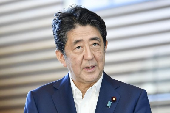 [도쿄=AP/뉴시스]아베 신조가 일본 총리를 역임하던 지난해 8월 19일 도쿄의 총리 관저에서 기자들의 질문에 답하고 있다. 일본 최장수 총리인 그는 지병의 재발로 사임했다. 2021.11.11.