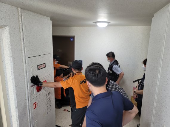 부산경찰청이 불법 대부업자 A씨의 사무실이자 주거지인 최고급 아파트를 급습해 압수수색하고 있다. 부산경찰청 제공