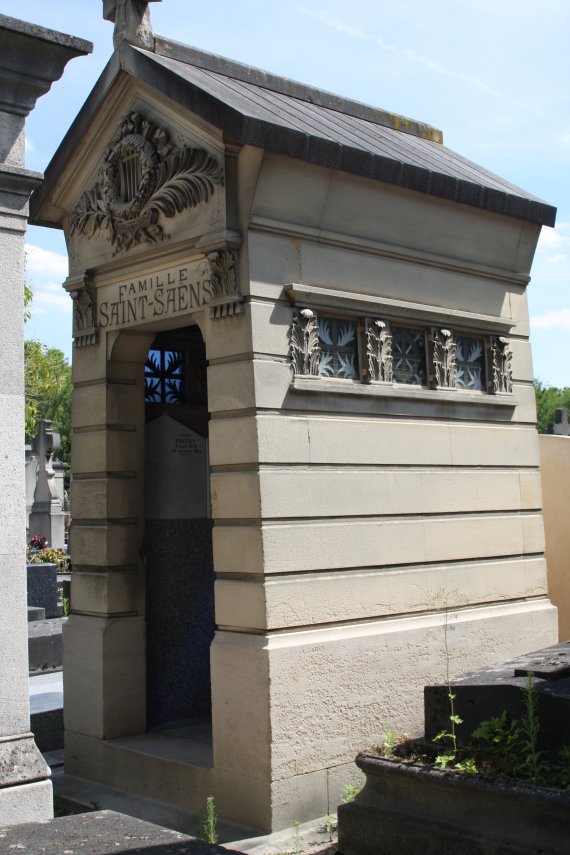 파리 몽파르나스묘지의 생상스 가족묘. 조성관 작가 제공