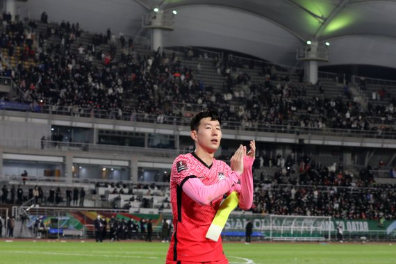 11일 오후 경기도 고양시 고양종합운동장에서 열린 2022 국제축구연맹(FIFA) 카타르 월드컵 최종예선 대한민국과 아랍에미리트(UAE)의 경기에서 대한민국 손흥민이 1대0으로 승리한 뒤 관중들을 향해 인사하고 있다.2021.11.11/뉴스1 © News1 이승배 기자