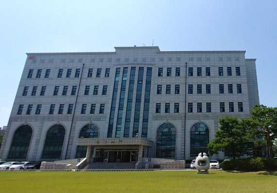 11일 강원대학교(총장 김헌영)는 중소벤처기업진흥공단(이사장 김학도)과 지역 내 중소기업의 성장지원 및 청년창업 활성화를 위한 업무협약을 체결하였다고 밝혔다.