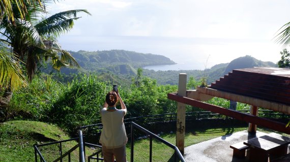 세티베이 전망대 1층에서 멀리 보이는 구릉지대를 촬영하고 있는 여행객의 모습© 뉴스1 윤슬빈 기자
