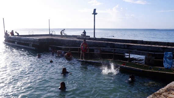 얼굴만 내밀고 물놀이를 즐기고 있는 현지 아이들의 모습 © 뉴스1 윤슬빈 기자