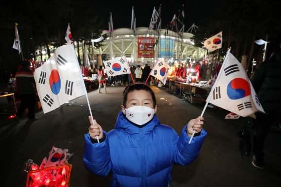 [뉴시스Pic] 2년 만에 만원관중… '황희찬 결승골' 축구대표팀, UAE에 1-0 승리