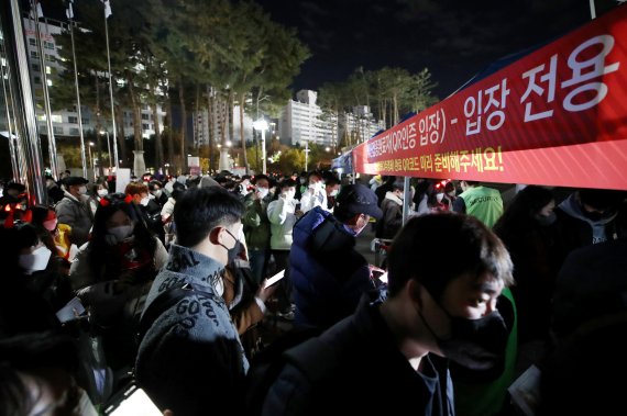 [뉴시스Pic] 2년 만에 만원관중… '황희찬 결승골' 축구대표팀, UAE에 1-0 승리