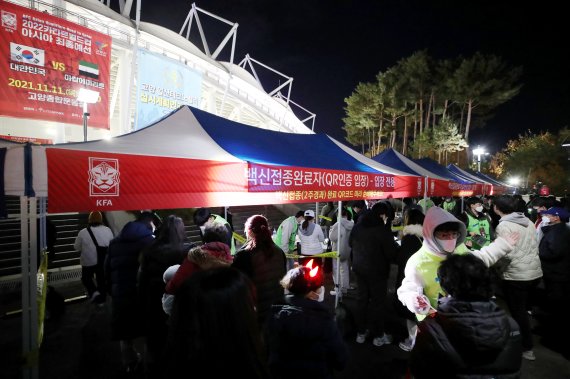 [뉴시스Pic] 2년 만에 만원관중… '황희찬 결승골' 축구대표팀, UAE에 1-0 승리