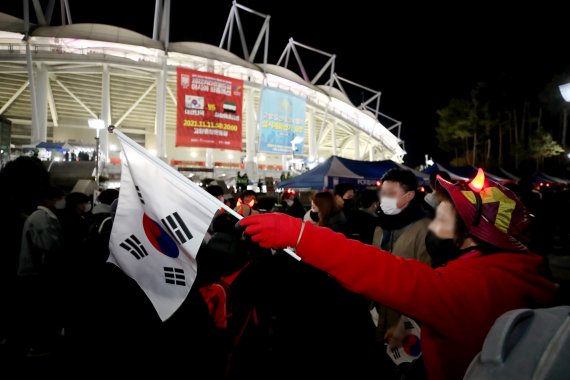 [뉴시스Pic] 2년 만에 만원관중… '황희찬 결승골' 축구대표팀, UAE에 1-0 승리