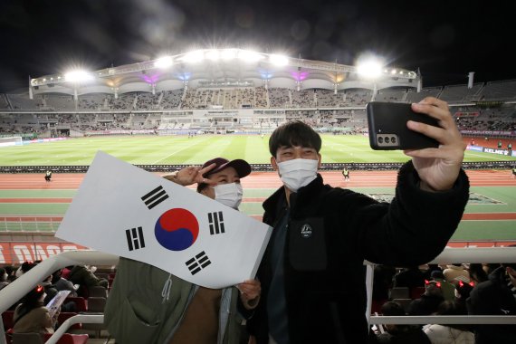 [뉴시스Pic] 2년 만에 만원관중… '황희찬 결승골' 축구대표팀, UAE에 1-0 승리