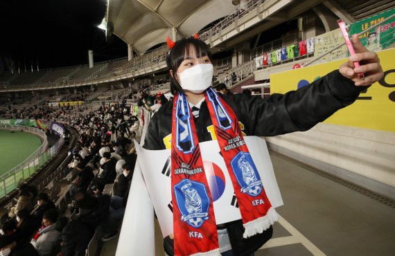 [뉴시스Pic] 2년 만에 만원관중… '황희찬 결승골' 축구대표팀, UAE에 1-0 승리