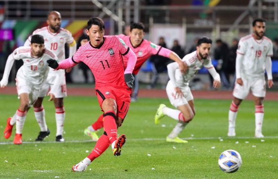 [뉴시스Pic] 2년 만에 만원관중… '황희찬 결승골' 축구대표팀, UAE에 1-0 승리